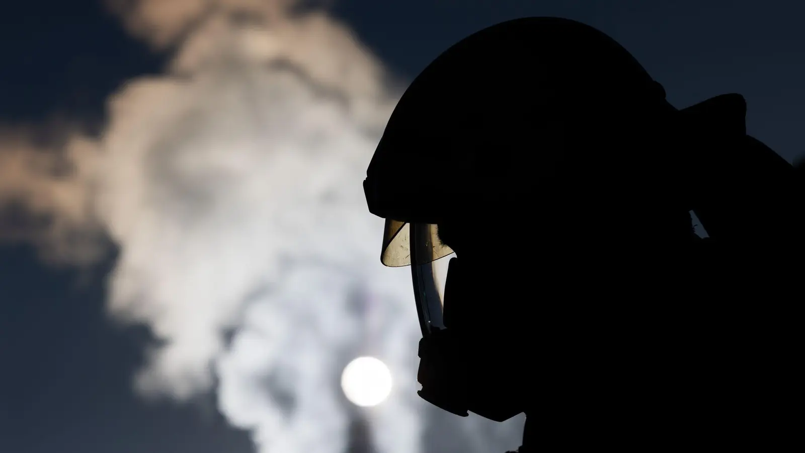 Einsatzkräfte löschten den Brand. (Symbolbild) (Foto: Rolf Vennenbernd/dpa)