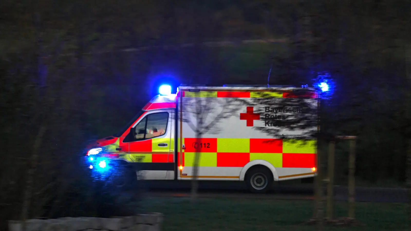 Damit der Rettungswagen auch im dünn besiedelten Westmittelfranken schnell an jeden Ort gelangt, werden in den kommenden Jahren die Kapazitäten des Rettungsdienstes deutlich erhöht. (Symbolfoto: Tizian Gerbing)