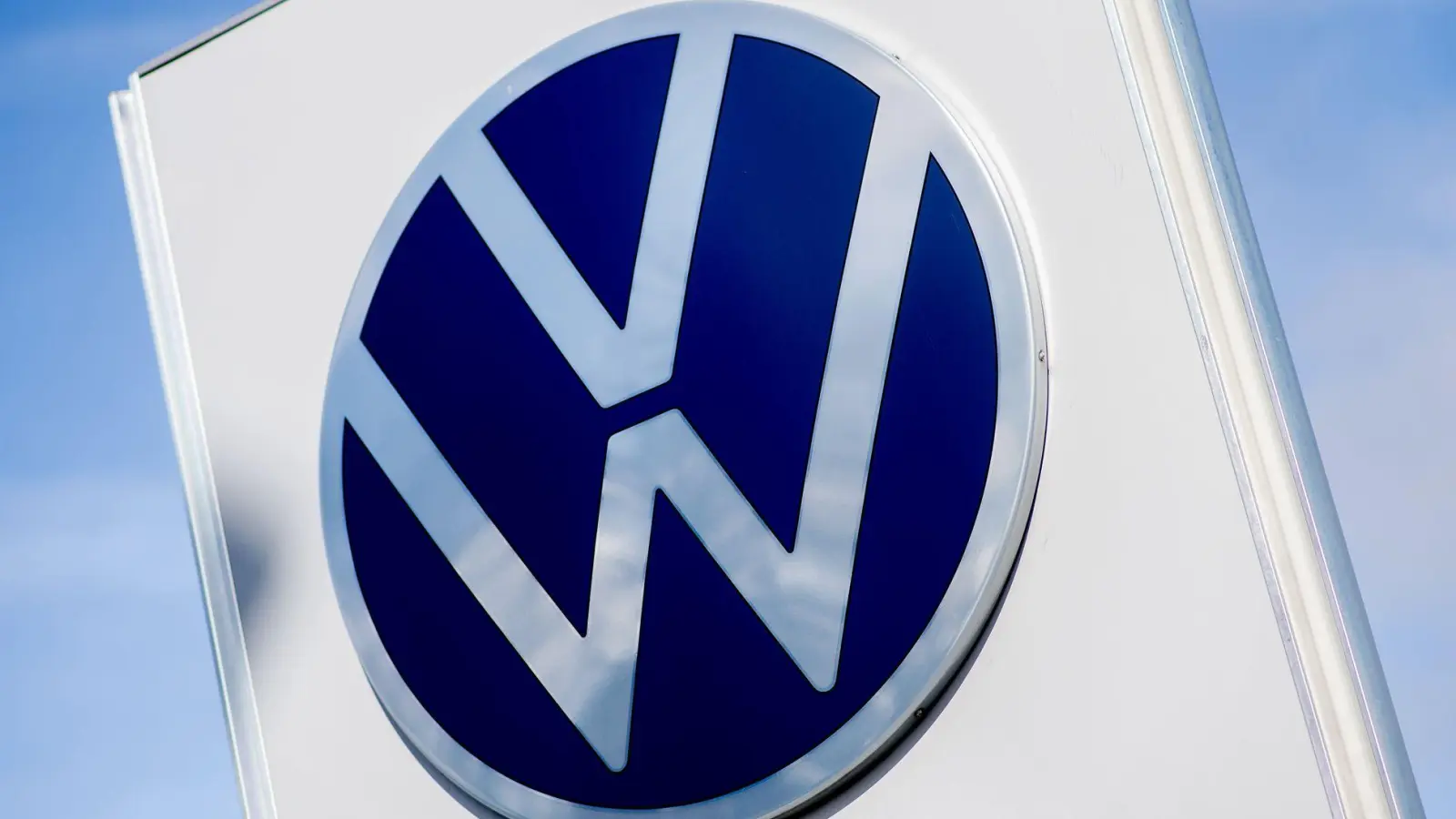 Der VW-Konzern will seinen Sparkurs offenbar verschärfen. (Symbolbild) (Foto: Hauke-Christian Dittrich/dpa)