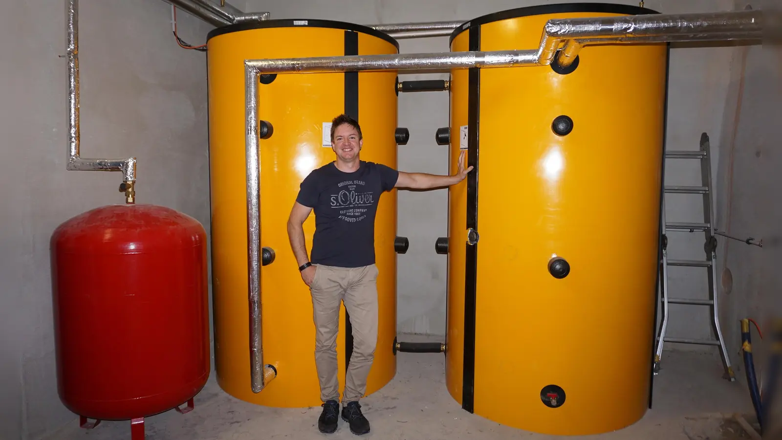 Johannes Grabinski im Heizraum des Nahwärmenetzes. Er ist ein Verfechter erneuerbarer Energien. (Foto: Andrea Walke)