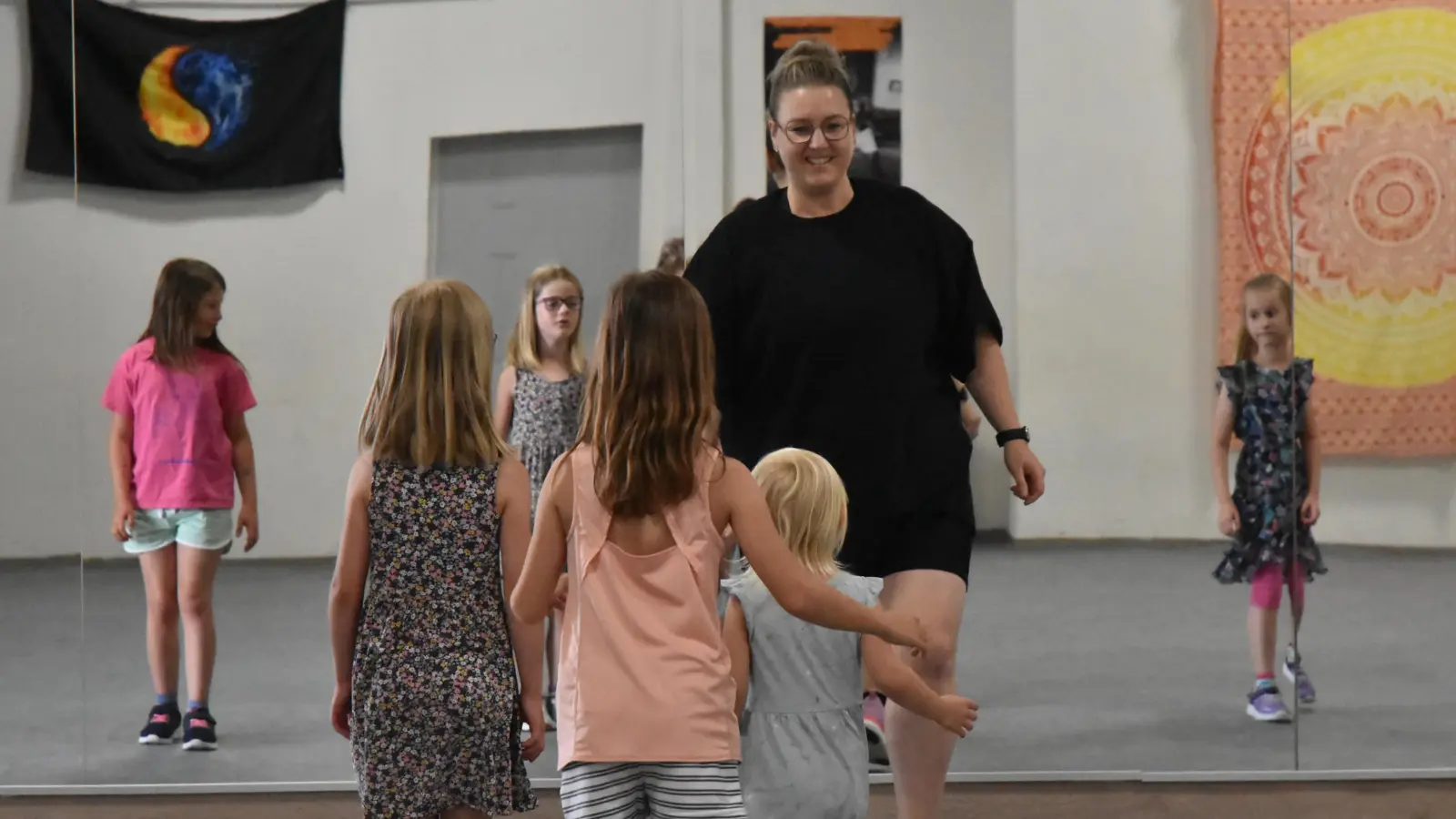 Simone Löscher unterrichtet auch Kinder im Tanzen, wie hier in Neustadt in der Fitnesshalle an den Herrenbergen, wo die Mädchen ihre Schritte auch im Spiegel kontrollieren können. (Foto: Anita Dlugoß)