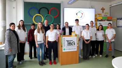 Die Schülerinnen und Schüler feierten ihren Preis mit Vertretern der Stadt und ihres Theresien-Gymnasiums, Gästen und der Ministerialbeauftragten Dr. Gabriele Kuen (3. von links). (Foto: Oliver Herbst)