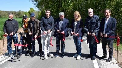 Vertreter der beteiligten Firmen und Behörden trafen sich vor Ort, um den neuen Radweg entlang der Bundesstraße 14 bei Müncherlbach zu eröffnen. (Foto: Florian Schwab)