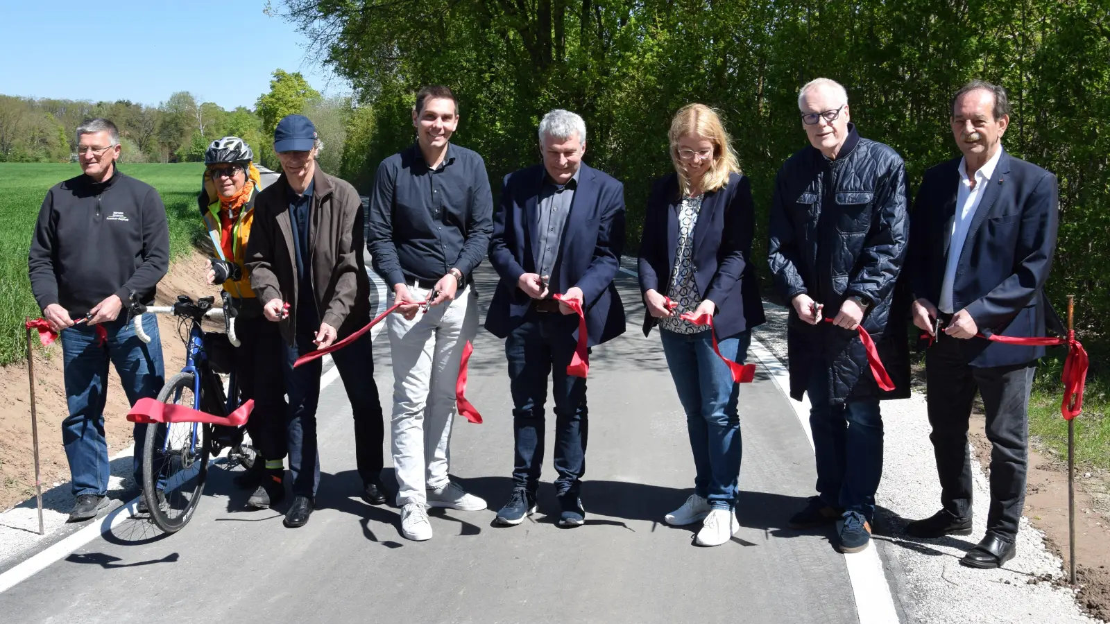 Vertreter der beteiligten Firmen und Behörden trafen sich vor Ort, um den neuen Radweg entlang der Bundesstraße 14 bei Müncherlbach zu eröffnen. (Foto: Florian Schwab)