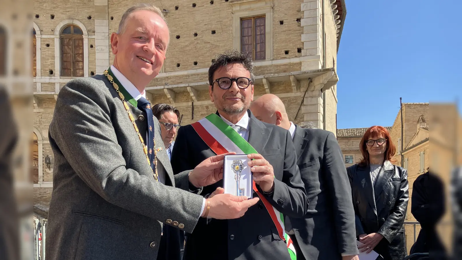 Oberbürgermeister Thomas Deffner erhält den Schlüssel der Stadt Fermo von Mauro Torresi (amtierender Vize-Bürgermeister). (Foto: Stadt Ansbach)