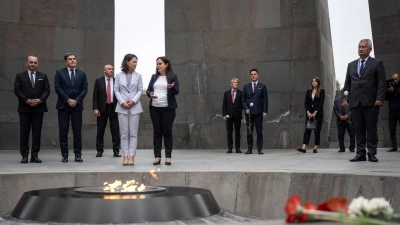 Außenministerin Annalena Baerbock und Edita Gsojan (r), Direktorin der Stiftung „Institut des Völkermordmuseums Armeniens“ stehen gemeinsam an der ewigen Flamme. Die Gedenkstätte Zizernakaberd erinnert an den Völkermord an Armeniern von 1915. (Foto: Hannes P. Albert/dpa)