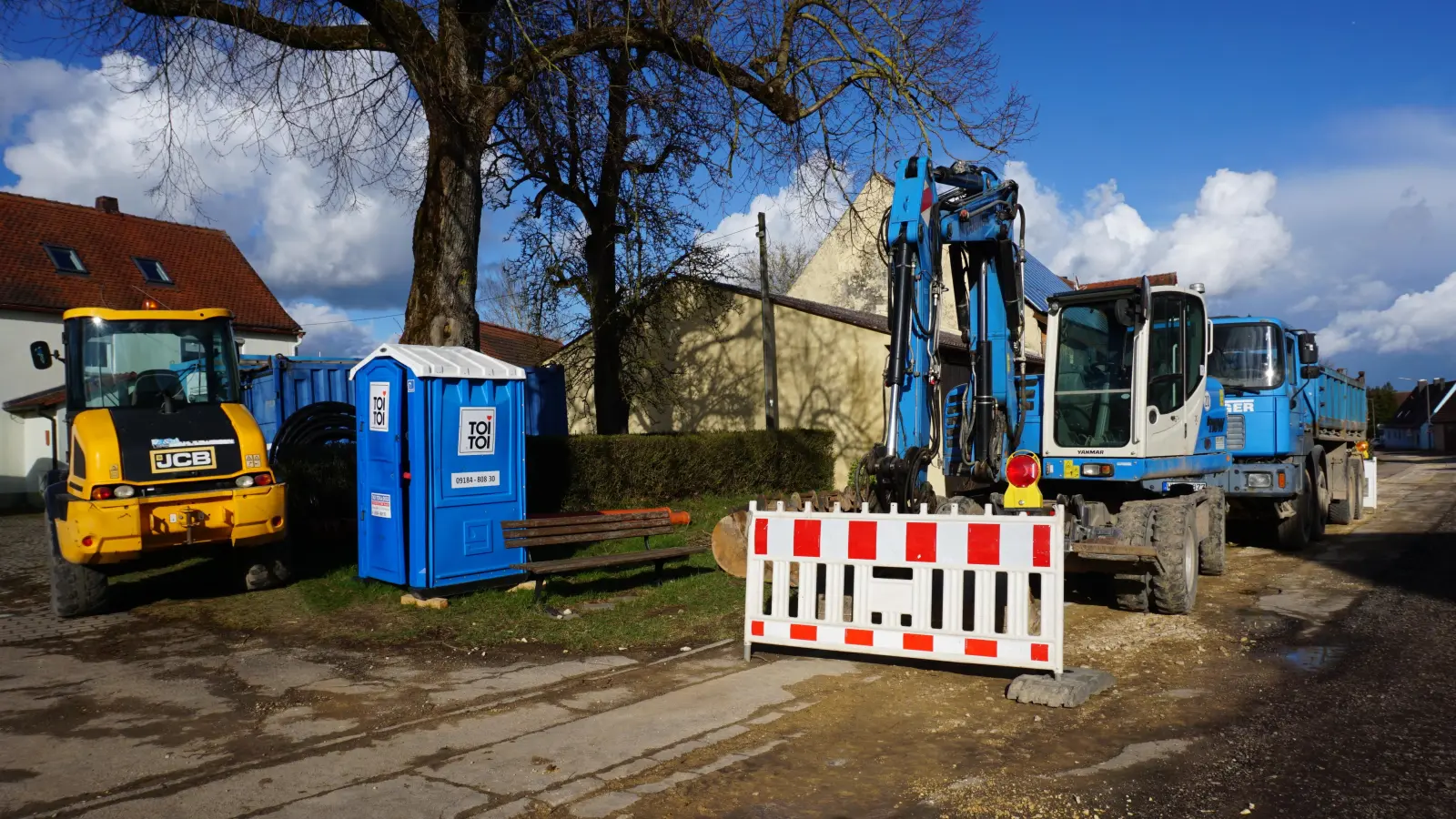 Wegen der Kanalsanierung hat sich Neuses schon vor geraumer Zeit in eine Baustelle verwandelt. (Archivbild: Andrea Walke)