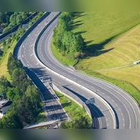 So ruhig wie selten: Die Brennerautobahn ist kurz vor der Sperrung leer.   (Foto: Peter Kneffel/dpa)