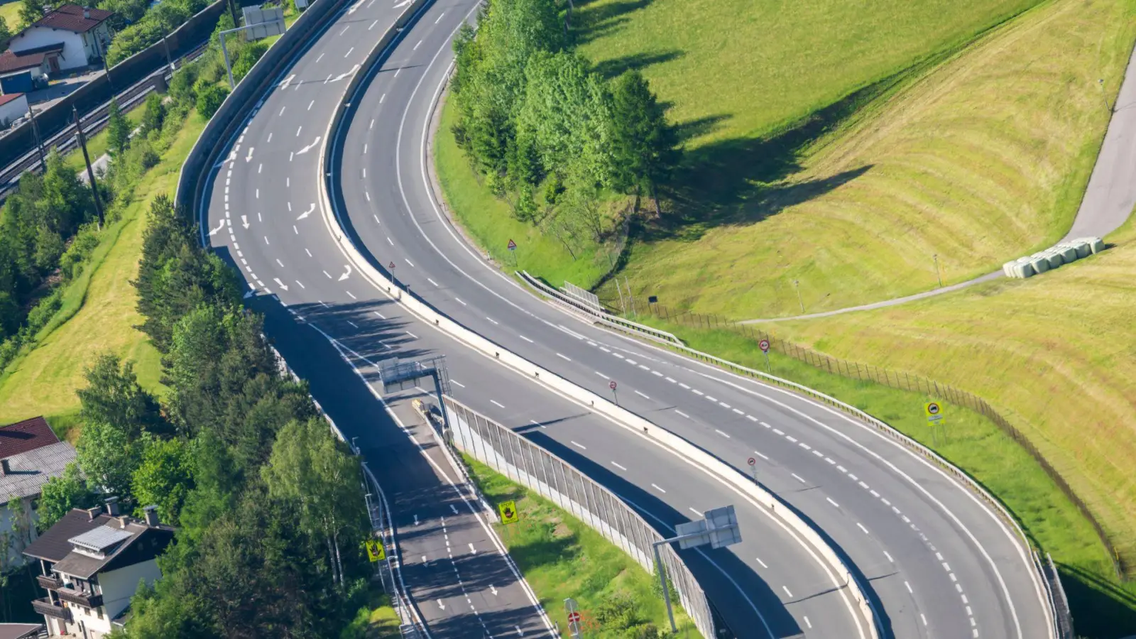 So ruhig wie selten: Die Brennerautobahn ist kurz vor der Sperrung leer.   (Foto: Peter Kneffel/dpa)