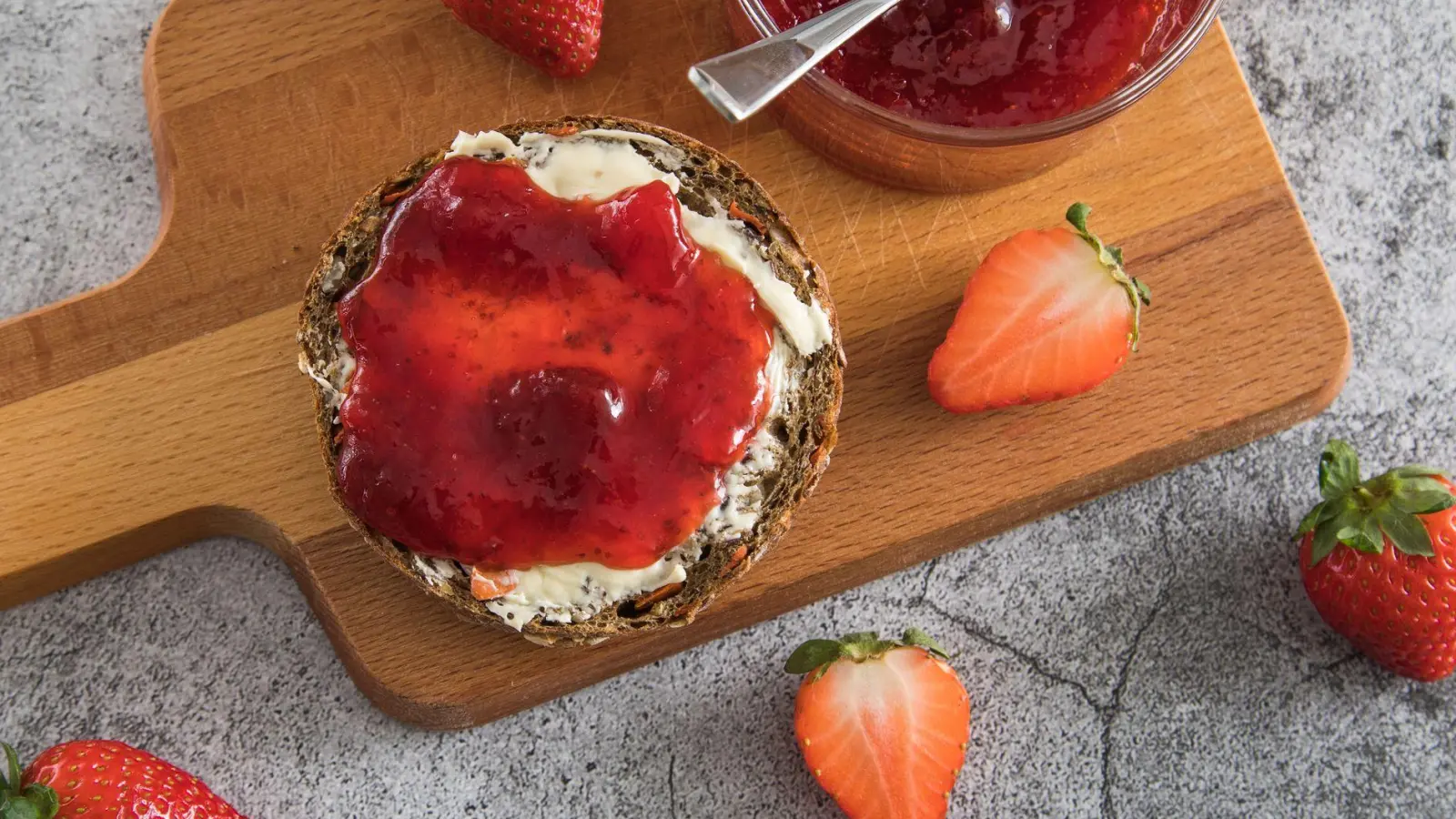 17 von 25 Erdbeermarmeladen überzeugten die Prüfer der Zeitschrift „Öko-Test“. Darunter sind auch alle neun getesteten Bio-Aufstriche. (Foto: Christin Klose/dpa-tmn)