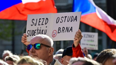Die Teilnehmer einer Demonstration gegen die geplante Abhaltung des Sudetendeutschen Tags in Brünn (Brno) hielten Spruchtafeln wie „Treffen der Sudetendeutschen - eine Schande für Brünn“ hoch. (Foto: Šálek Václav/CTK/dpa)