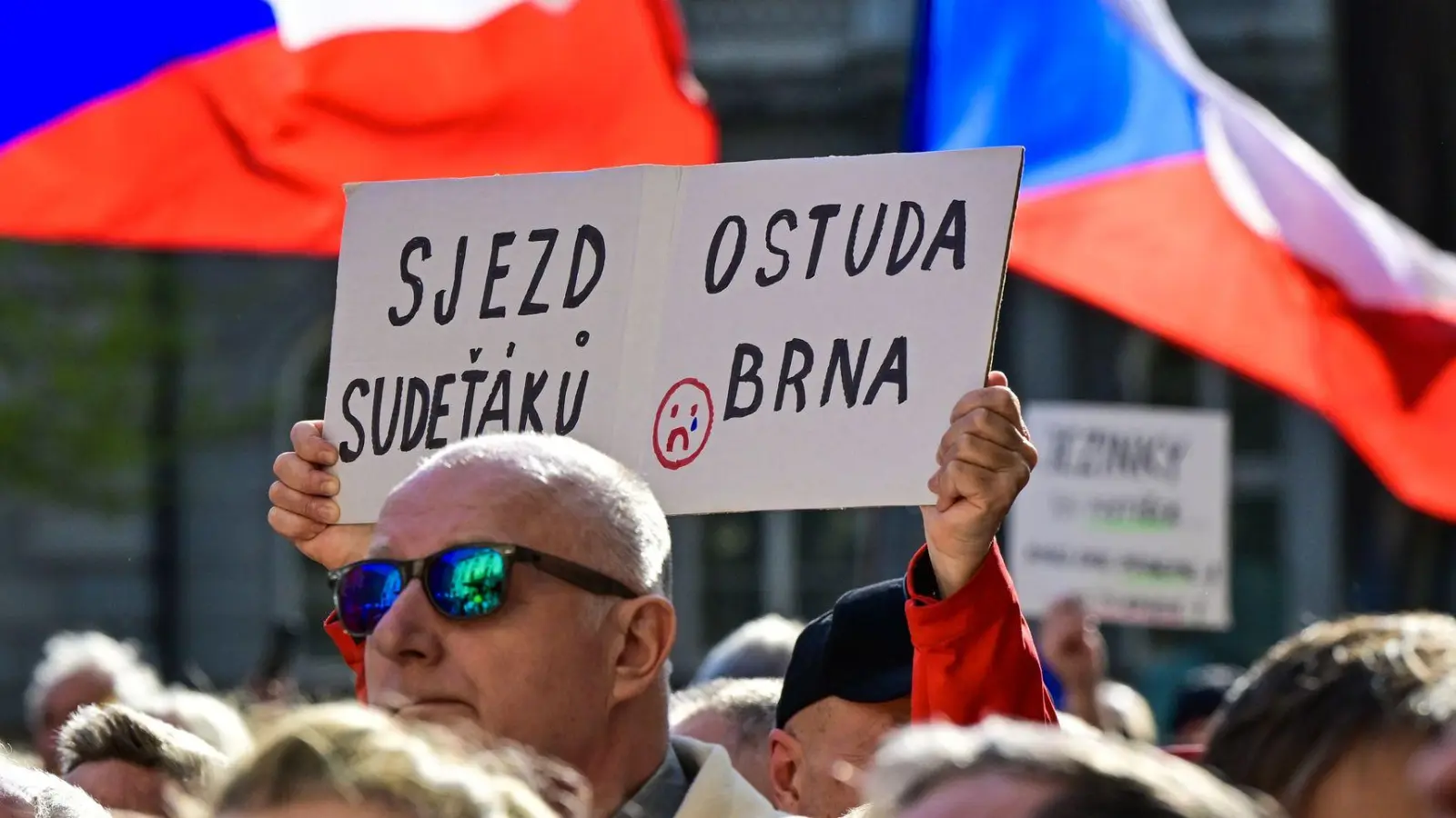 Die Teilnehmer einer Demonstration gegen die geplante Abhaltung des Sudetendeutschen Tags in Brünn (Brno) hielten Spruchtafeln wie „Treffen der Sudetendeutschen - eine Schande für Brünn“ hoch. (Foto: Šálek Václav/CTK/dpa)