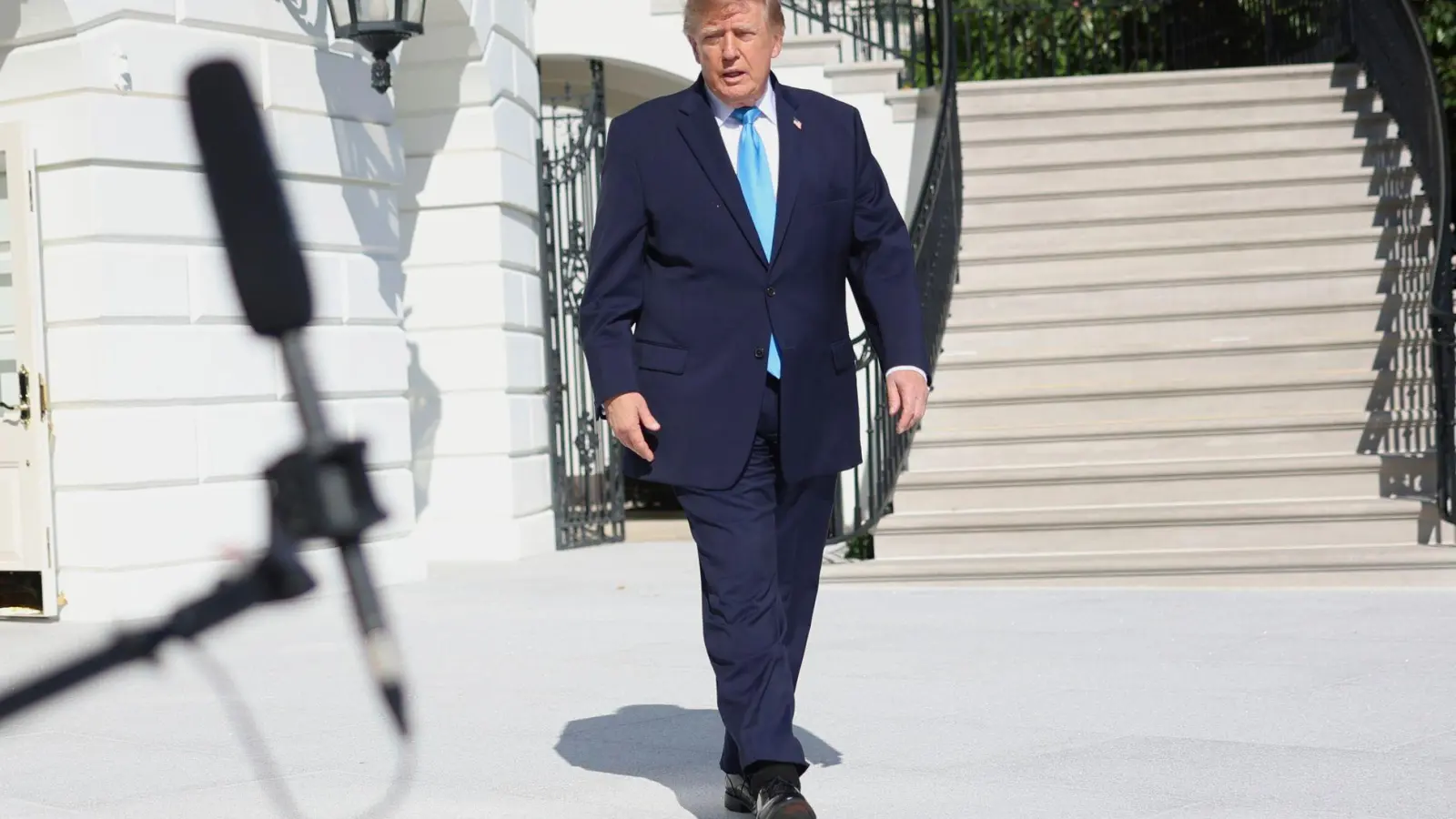 Trump verkündet den Namen seiner neuen Pressesprecherin. (Archivbild) (Foto: Tom Brenner/AP/dpa)