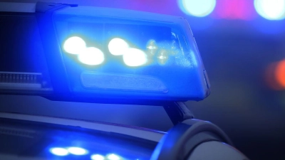 Laut Polizei ist noch unklar, warum der Autofahrer in den Gegenverkehr geriet. (Symbolbild) (Foto: Karl-Josef Hildenbrand/dpa)