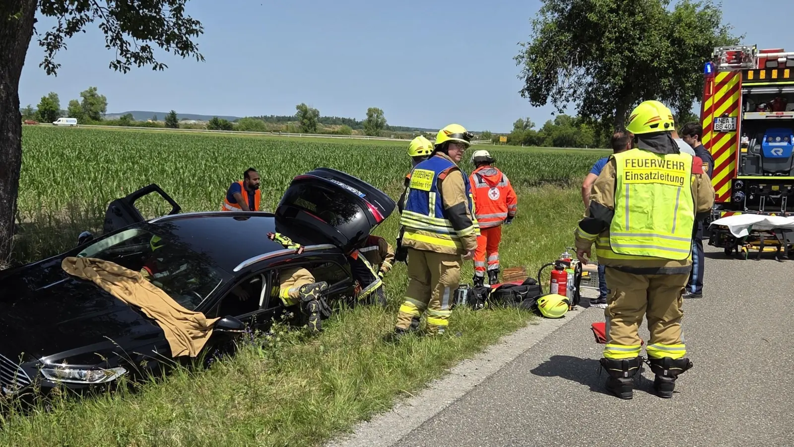 Ein 33-jähriger Autofahrer war ohne Beteiligung von anderen bei Burgbernheim von der B470 kommend nach rechts in den Straßengraben gefahren. (Foto: Kreisfeuerwehrverband/Rainer Weiskirchen)