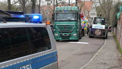 Der tödliche Unfall hatte sich direkt am Startpunkt des Halleschen Rosenmontagsumzuges ereignet. (Foto: Heiko Rebsch/dpa)