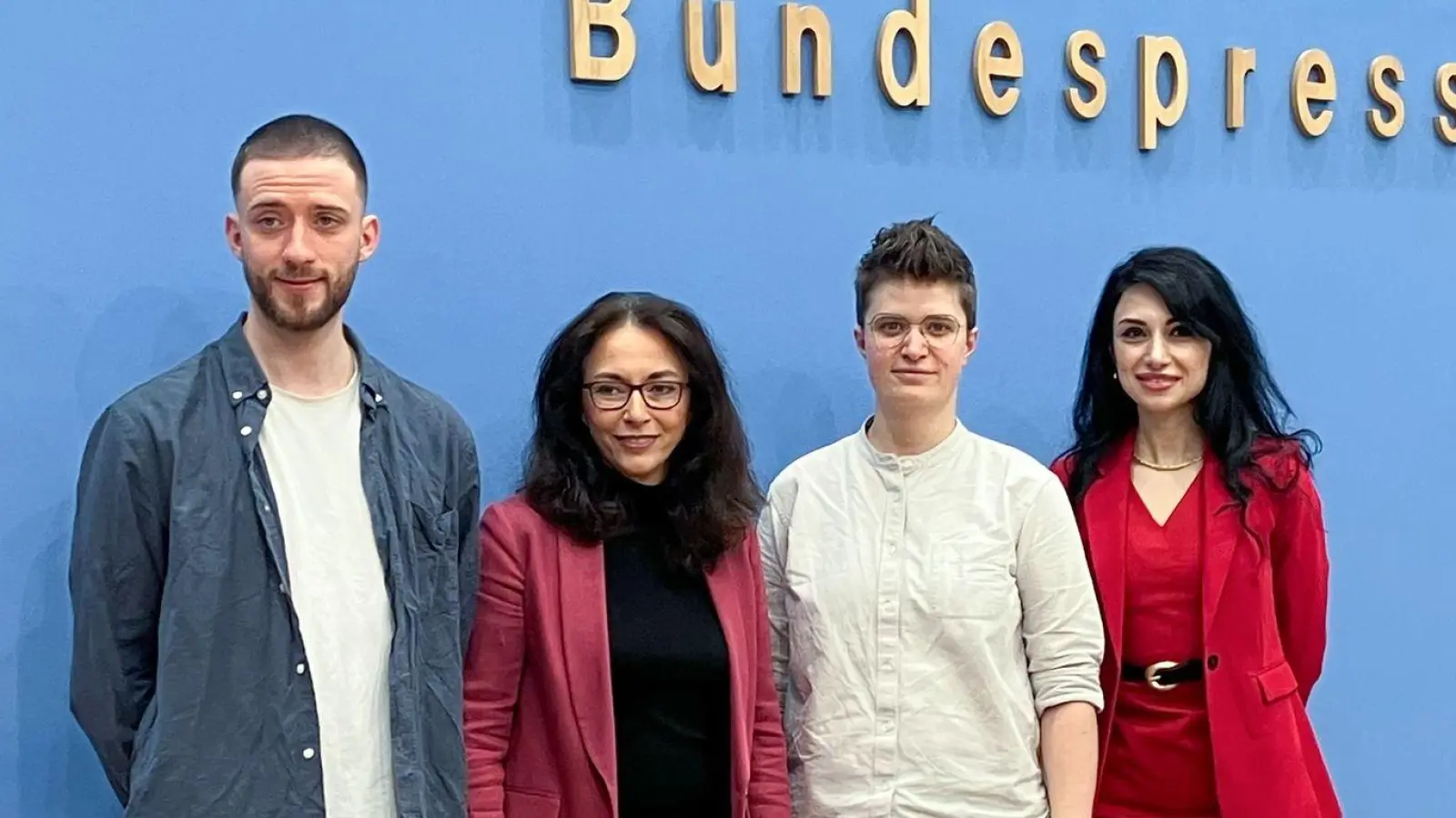 Matthias Keussen (l-r), Vertreter für Deutsche Sportjugend im Deutschen Olympischen Sportbund, Yasmin Fahimi, Vorsitzende des Deutschen Gewerkschaftsbunds, Anna-Nicole Heinrich, Präsidentin der Synode der Evangelischen Kirche in Deutschland, und Eter Hachmann, Vorsitzende Dachverband der Migrant*innen in Ostdeutschland, haben einen Plan. (Foto: Jana Glose/dpa)