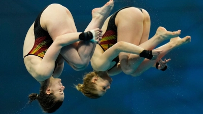 Synchronspringen vom Turm: Elena und Christina Wassen in Aktion. (Foto: Petr David Josek/AP/dpa)