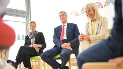 Bunte Regenbögen an der Wand und ein Stuhlkreis: In dieser Umgebung stellen sich Karin Prien, Markus Söder und Ulrike Scharf den Fragen von Vorschulkindern. (Foto: Malin Wunderlich/dpa)