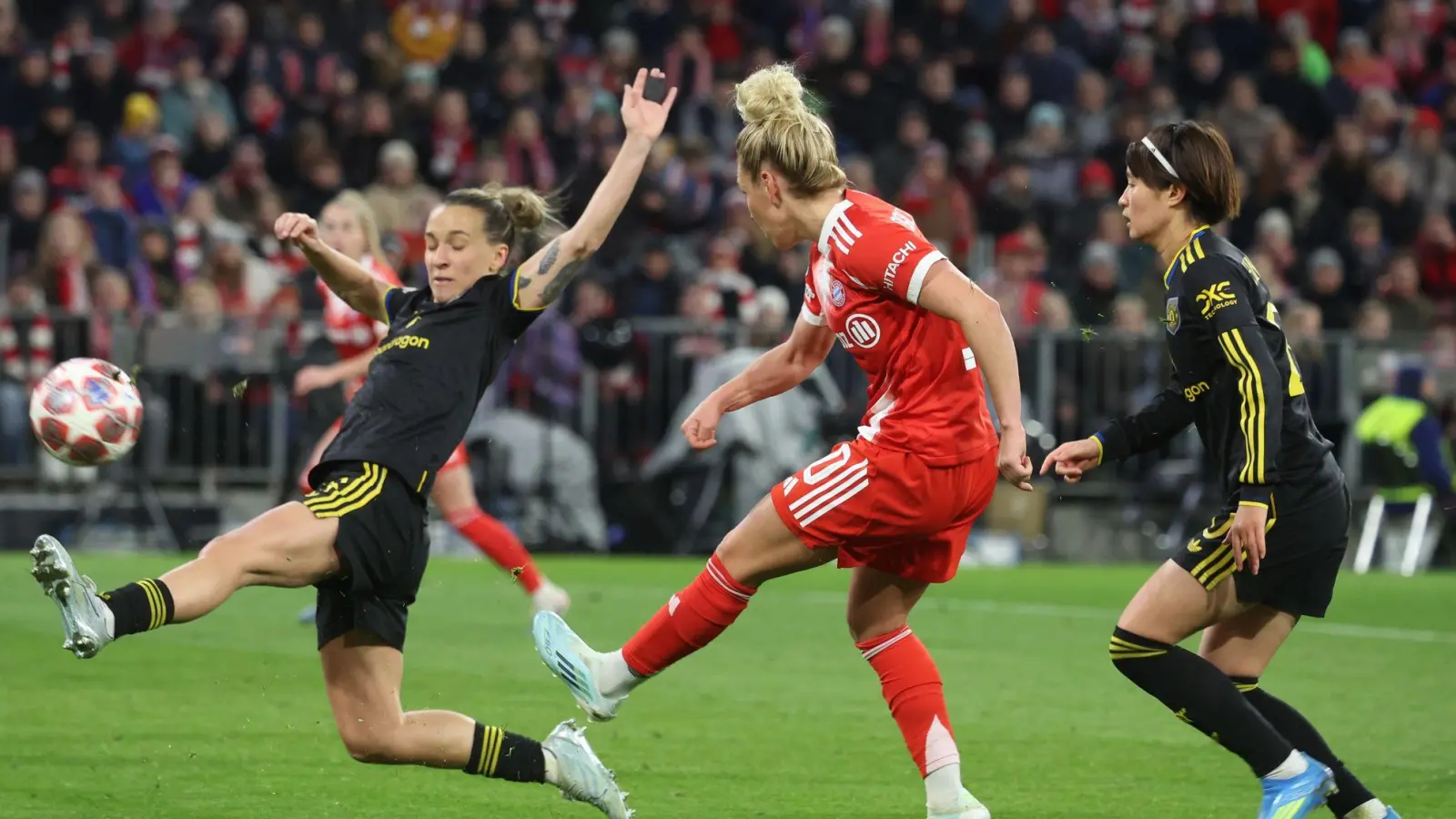 Linda Dallmann erlöst die Münchnerinnen spät. (Foto: Karl-Josef Hildenbrand/dpa)