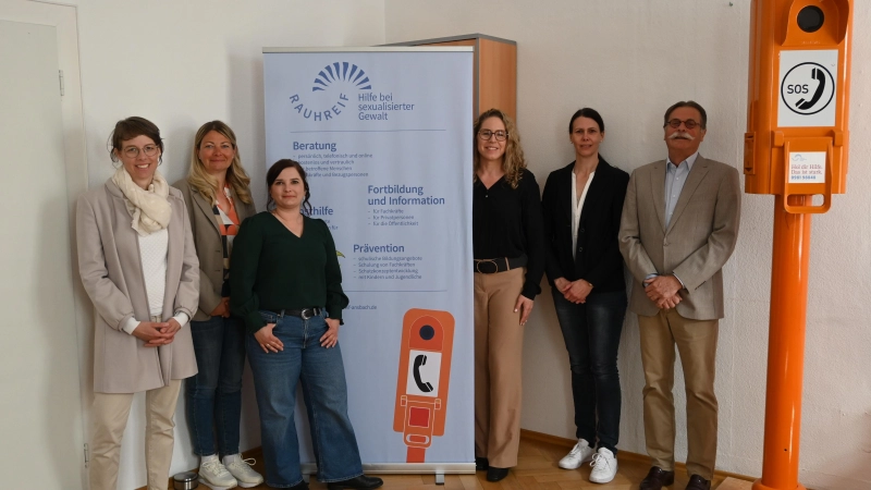 Freuen sich auf die Zusammenarbeit mit dem Bayerischen Polizeiorchester (von links): Nadja Wilhelm und Petra Weinkauf von der Stadt Ansbach, Leiterin der Fachberatungsstelle Daniela Rajewitz und aus dem Orga-Team und Vorstand des Rauhreif-Vereins Kathrin Pollack, Angela Büchner und Dr. Eckhard Göritz. (Foto: Anna Beigel)