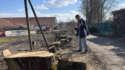 Am Kaltenbronner Weg, entlang der ehemaligen Bahnstrecke, wurden sämtliche Bäume und Hecken gerodet. Für Anrainer Bernd Heiß ist das nicht weniger als ein Frevel an der Natur. (Foto: Florian Pöhlmann)