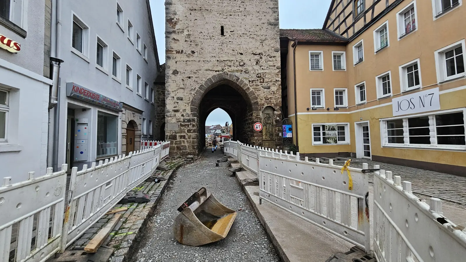 Nach aufwändigen Bauarbeiten ist das Obere Tor in Leutershausen jetzt wieder für den Verkehr frei. (Foto: Wolfgang Grebenhof)