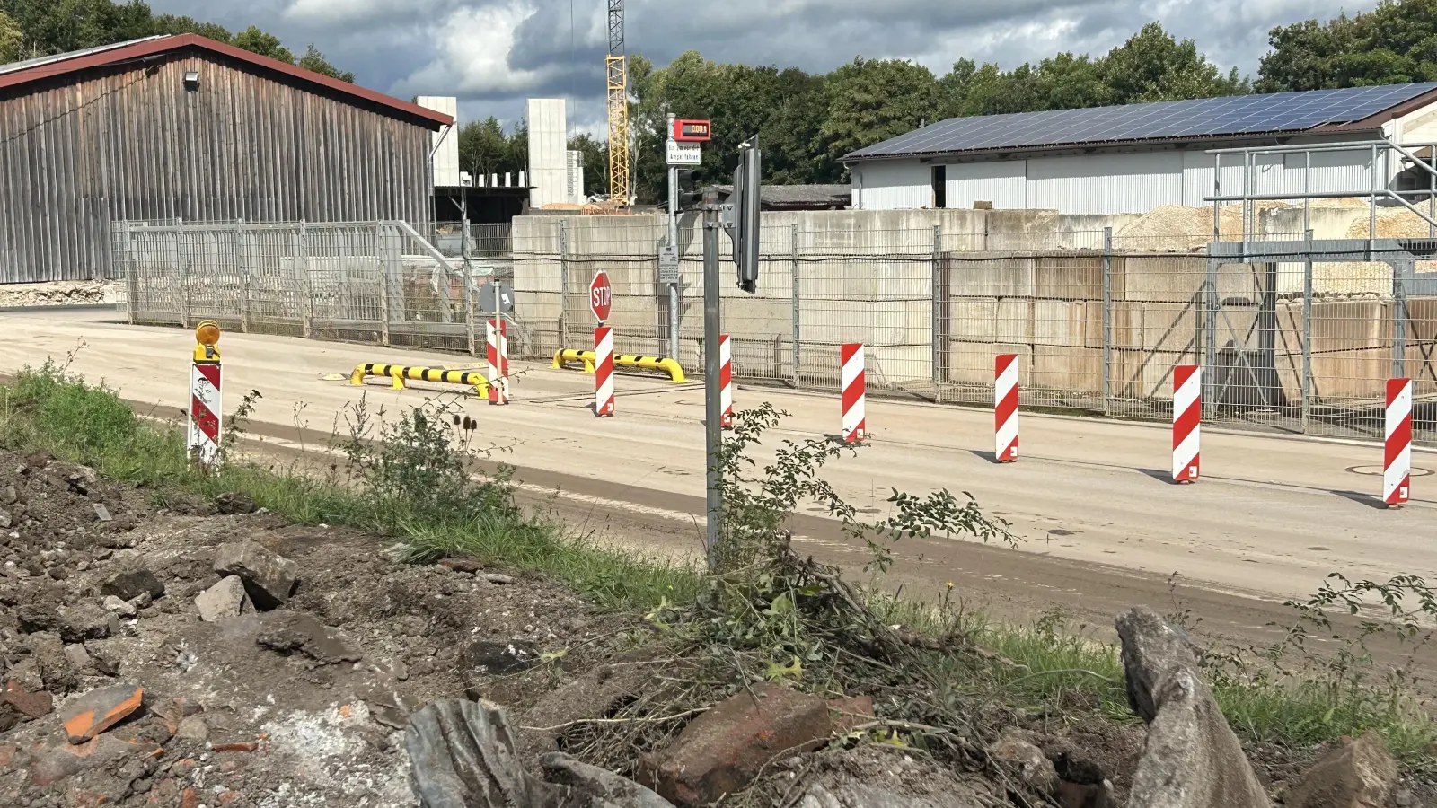 Plastik, Steine, Kunststoffreste und Erde: Ein Teil des fraglichen Aushubs ist bereits oder wird noch eingebaut. Im Hintergrund ragen Teile der neuen Salzhalle nach oben. (Foto: Florian Pöhlmann)