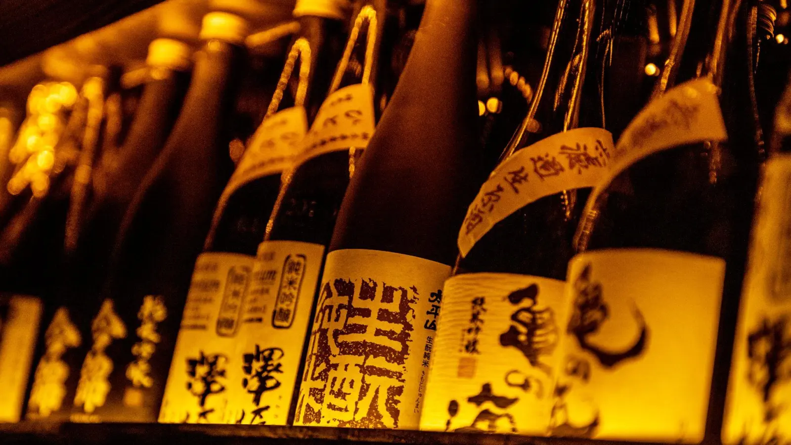 Einen typischen Sake-Geschmack gibt es nicht. Er kann mal birnig-frisch, mal nussig, mal cremig und vollmundig fast wie ein Cherry schmecken. Es gibt ihn auch als Rosé oder in Rot, mit oder ohne Kohlensäure.  (Foto: Zacharie Scheurer/dpa-tmn)