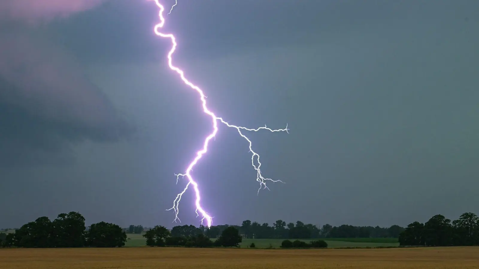 Neue Gewitter können bereits am Dienstag wieder aufziehen (SymbolbildI) (Foto: Patrick Pleul/dpa)