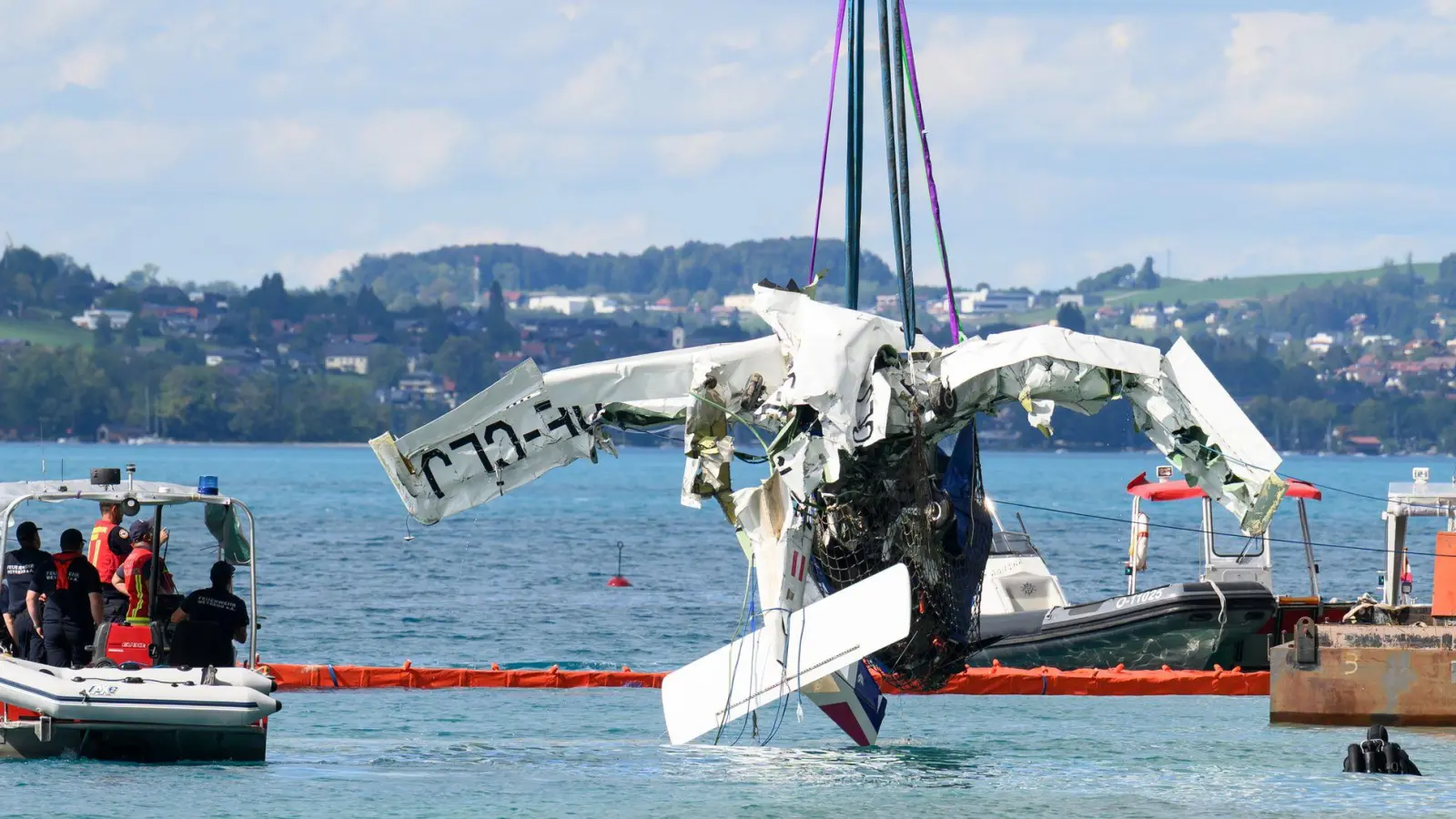 In einer herausfordenden Bergeaktion konnte das Wrack gehoben werden. (Foto: Fotokerschi/Werner Kerschbaummay/APA/dpa)
