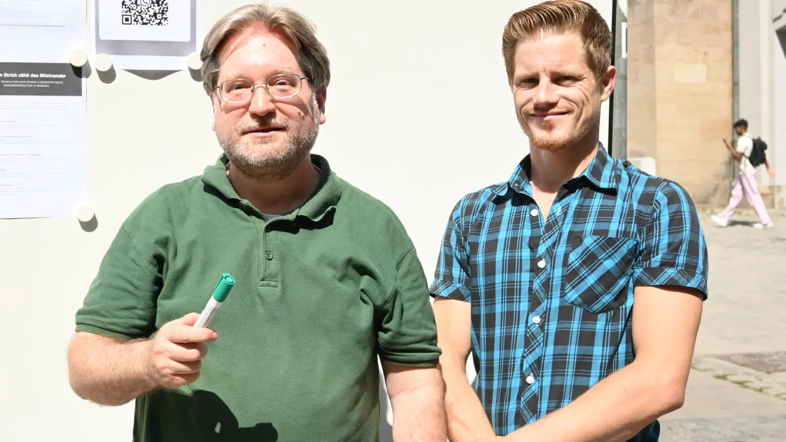 Kamen am Johann-Sebastian-Platz mit Passantinnen und Passanten ins Gespräch: Wolf Hagenau (links) und Maximilian Hensler. (Foto: Anna Beigel)