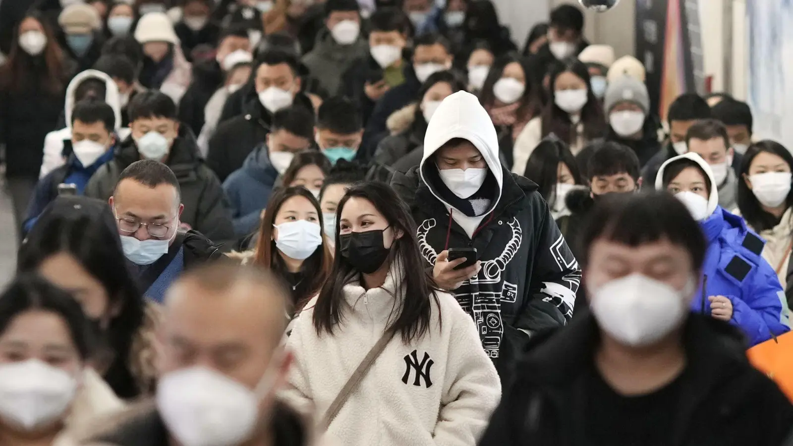 Rush Hour in einer Pekinger U-Bahn-Station. Die Bevölkerung Chinas ist innerhalb eines Jahres um rund 850.000 Menschen geschrumpft. (Foto: Uncredited/kyodo/dpa)