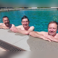 Unerschrockenes Trio: Reiner Ströbel, Thomas Jordan und Rudi Reininger bestehen den <br>Kältetest im Freibad Münchsteinach. (Foto: Sandra Buchwald)