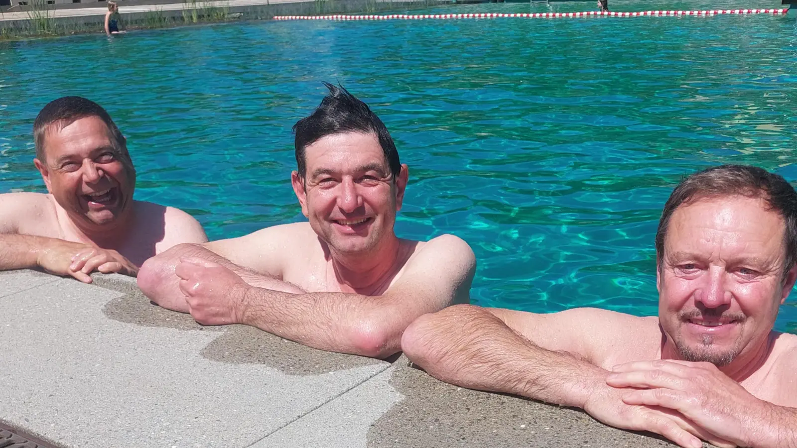 Unerschrockenes Trio: Reiner Ströbel, Thomas Jordan und Rudi Reininger bestehen den <br>Kältetest im Freibad Münchsteinach. (Foto: Sandra Buchwald)