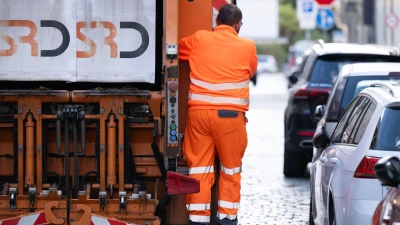 Der verunglückte 33-Jährige wurde mit einem Rettungswagen in eine Klinik gebracht. (Symbolbild: Sebastian Kahnert/dpa)