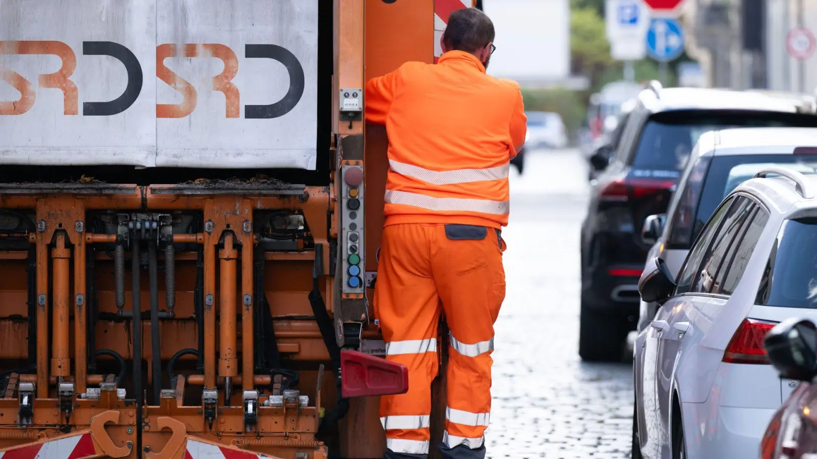 Der verunglückte 33-Jährige wurde mit einem Rettungswagen in eine Klinik gebracht. (Symbolbild: Sebastian Kahnert/dpa)