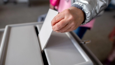 Bei einem Bürgerentscheid im Landkreis Landsberg wurde ein 120 Millionen Euro teurer Neubau für das Landratsamt abgelehnt. (Symbolbild) (Foto: Hauke-Christian Dittrich/dpa)