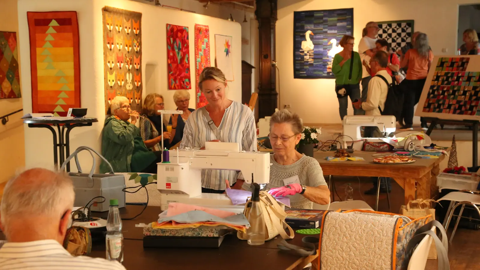 Kunst aus Stoff entsteht in der Kunsthalle Hilsbach.  (Foto: Martina Kramer)