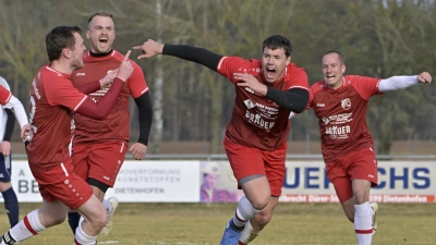 Nach dem 3:2-Sieg in der ersten Relegationsrunde gegen die SG Burk/Beyerberg hat der TV Dietenhofen am Montag die Chance, in die Kreisliga aufzusteigen. Hier jubelten die Dietenhofener Georg Weiß, Piotr Krauze, Felix Schuster (Doppeltorschütze gegen Burk/Beyerberg) und Tom Wening (von links) in einem Ligaspiel. (Foto: Martin Rügner)