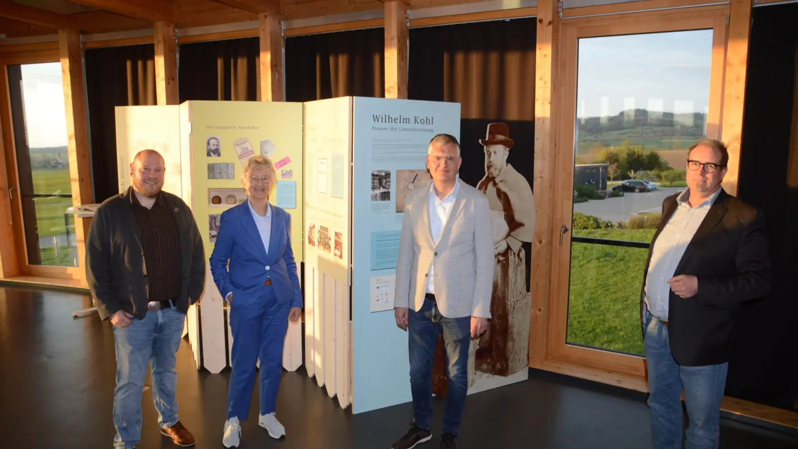 Museumsleiter Dr. Matthias Pausch (rechts) mit den Kuratoren der Ausstellung über Wilhelm Kohl, Simon Sulk (links) und Hans-Heinrich Häffner (Zweiter von rechts) sowie Almut Binkert, Vorsitzende der Stiftung Kohl’sche Einhorn-Apotheke Weißenburg. (Foto: Peter Tippl)