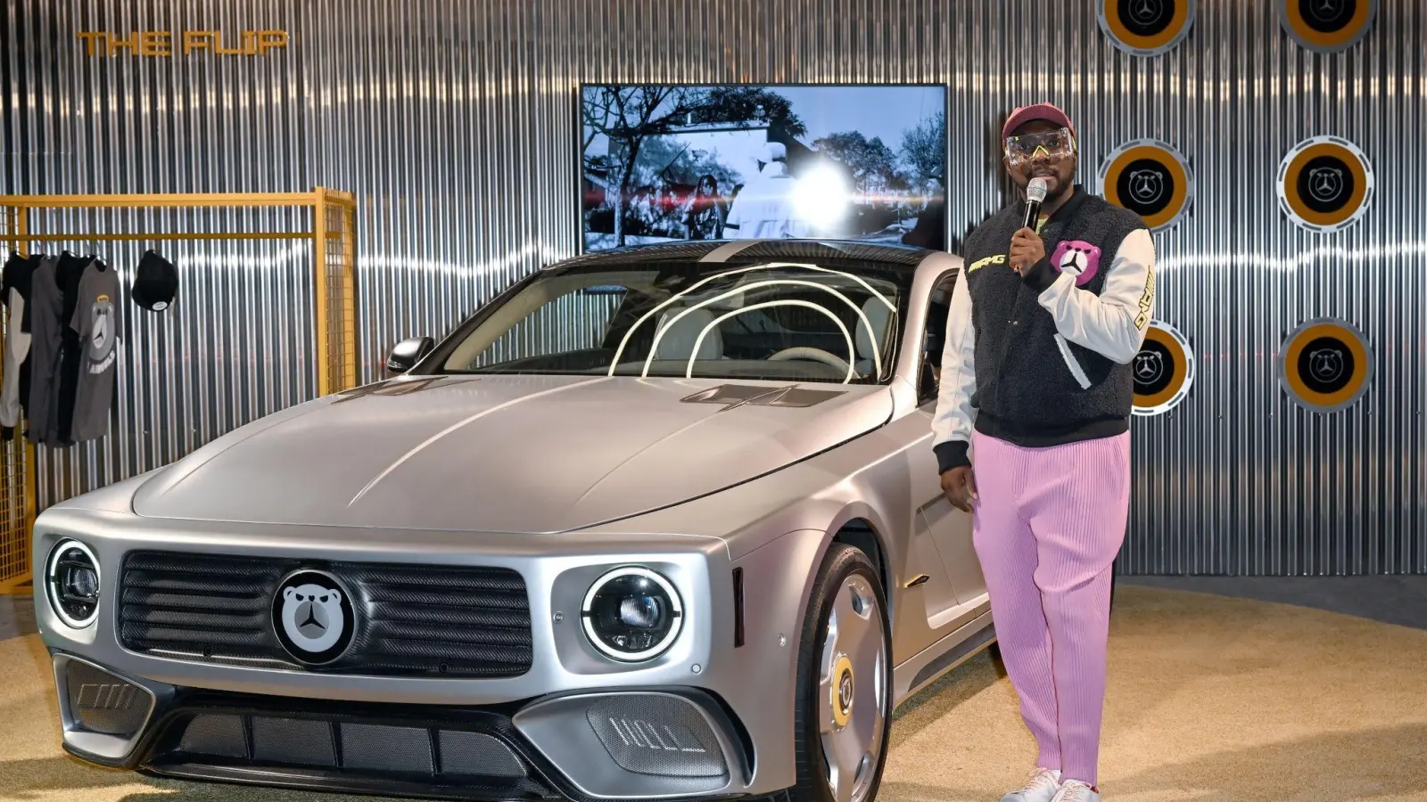 Rapper will.i.am steht neben dem von ihm mitgestalteten Sportwagen WILL.I.AMG. (Foto: Britta Pedersen/dpa)