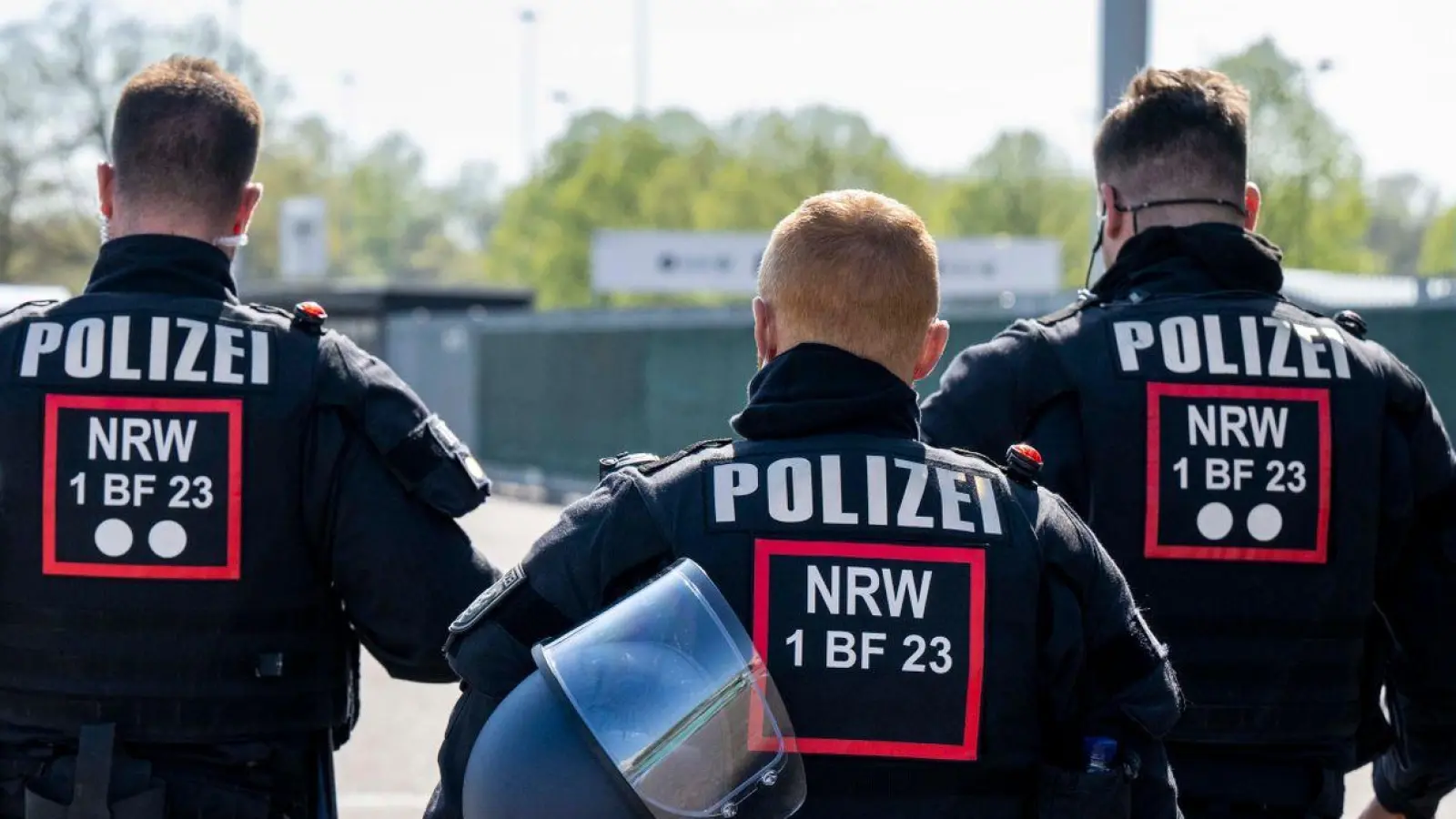 Am Freitagabend kam es zu Ausschreitungen zwischen Fans vom 1. FC Köln und Borussia Mönchengladbach. (Foto: David Inderlied/dpa)