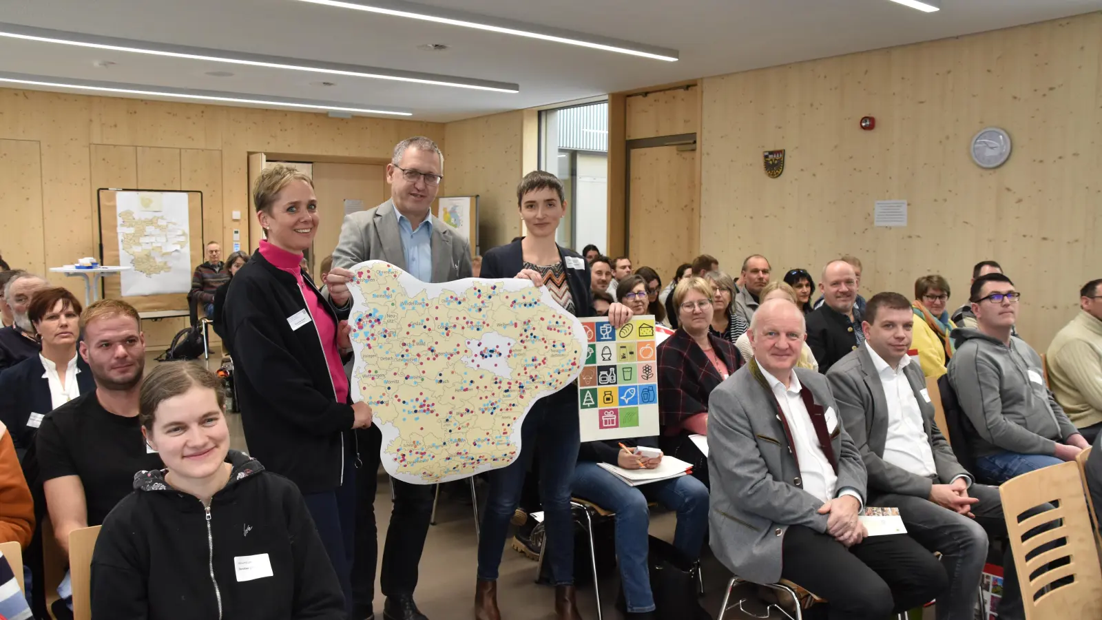 AELF-Leiter Bernd Nagel (Mitte) und Mitarbeiterin Susanne Feicht (links) sowie Andrea Denzinger (rechts) vom Regionalmanagement präsentierten eine Karte mit Direktvermarktern und Hofläden im Kreis Ansbach. (F.: Silvia Schäfer)