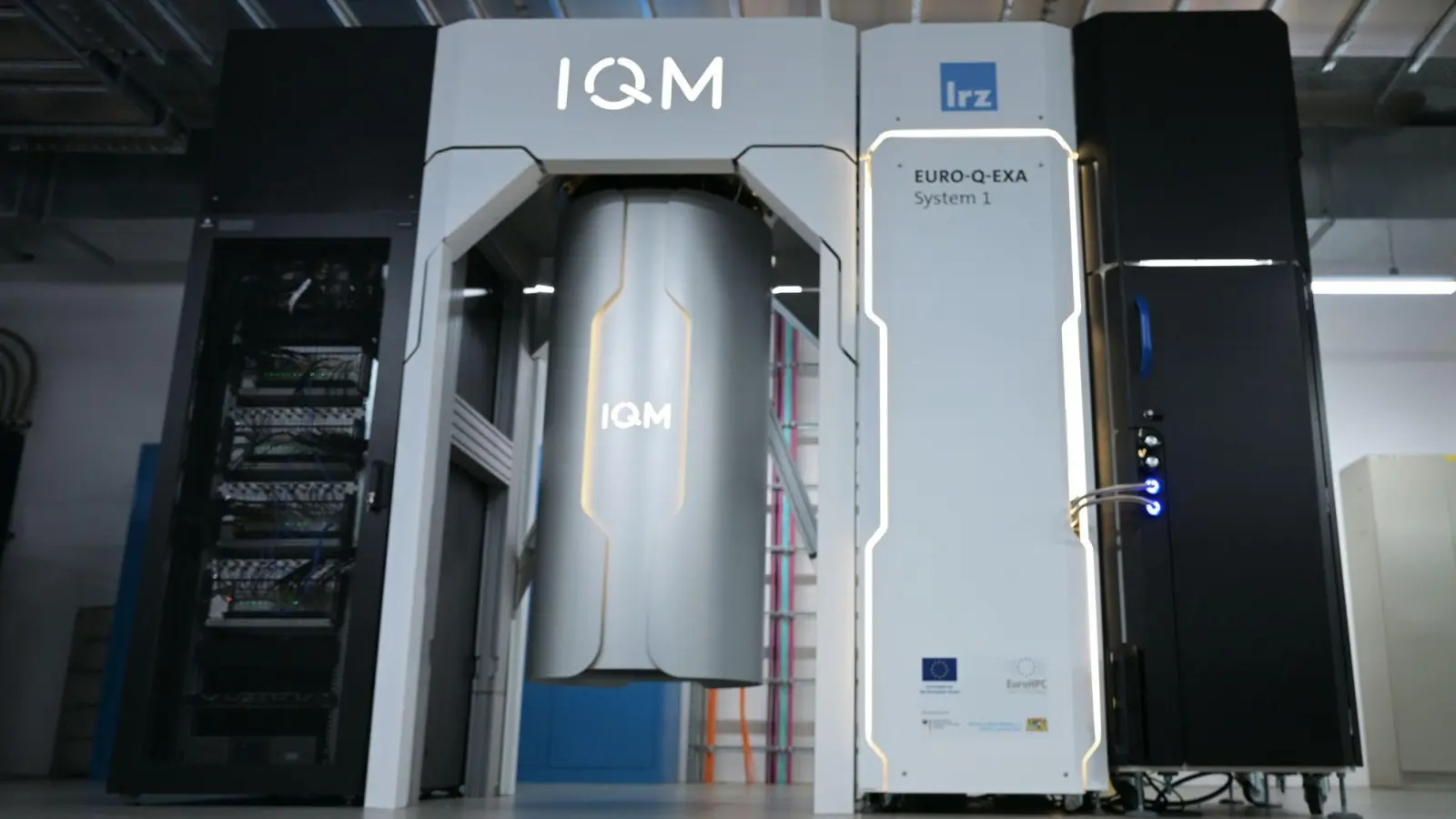 Der im Februar in Betrieb genommene Quantencomputer Euro-Q-Exa im Leibniz-Rechenzentrums der  Bayerischen Akademie der Wissenschaften. Die Quantentechnologie schreitet rasch voran. (Archiv) (Foto: Malin Wunderlich/dpa)