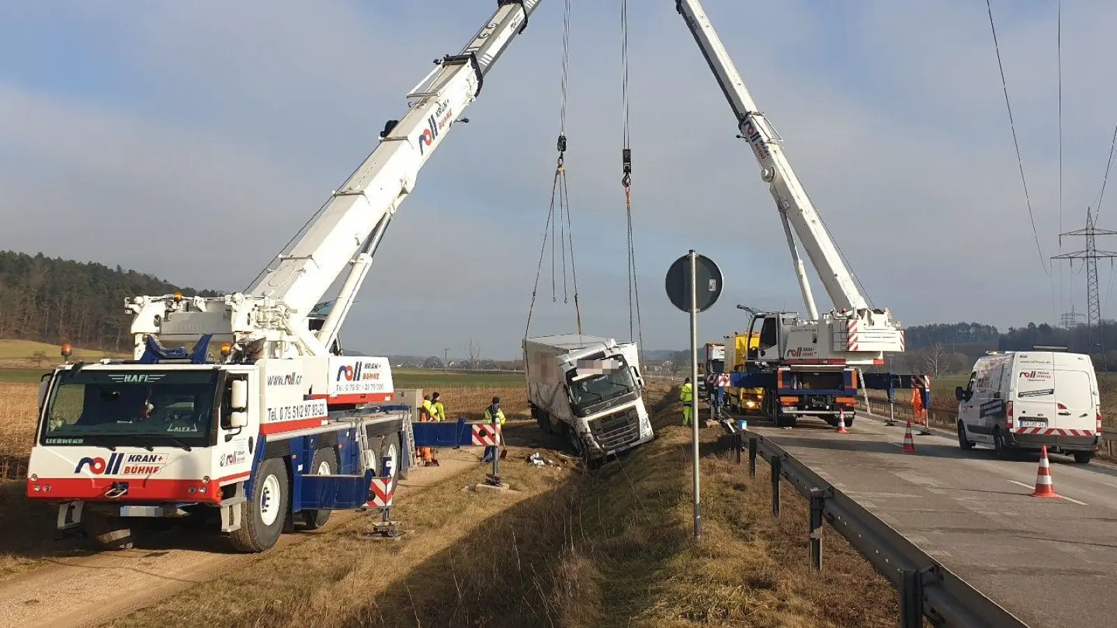 Der Lkw wurde am Nachmittag mit Hilfe von zwei Kränen geborgen. (Foto: Wolfgang Grebenhof)
