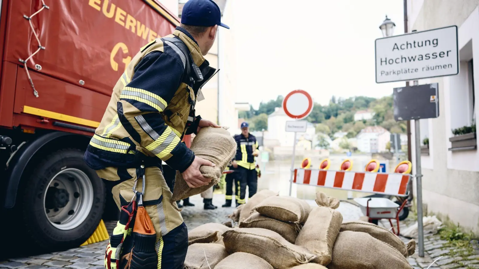 Nach dem Dauerregen soll es nun besseres Wetter in Bayern geben, in Passau galt am Dienstag aber weiter die zweithöchste Hochwasser-Warnstufe.  (Foto: Tobias C. Köhler/dpa)