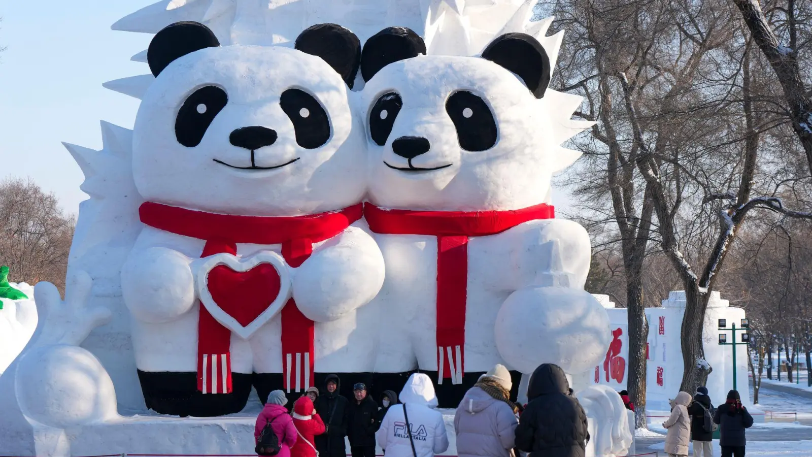 Jedes Jahr strömen Millionen von Besuchern nach Harbin, um die Schnee- und Eis-Skulpuren zu sehen.  (Foto: Wang Song/XinHua/dpa)