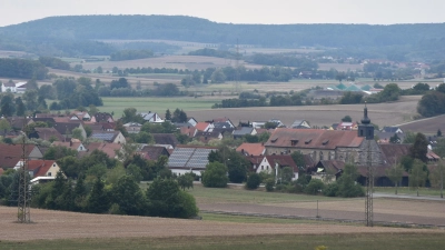 Vom Hutsberg aus am Wanderweg N1 hat man bei schönem Wetter einen tollen Blick auf Birkenfeld. Rechts liegt das ehemalige Kloster. (Foto: Ute Niephaus)