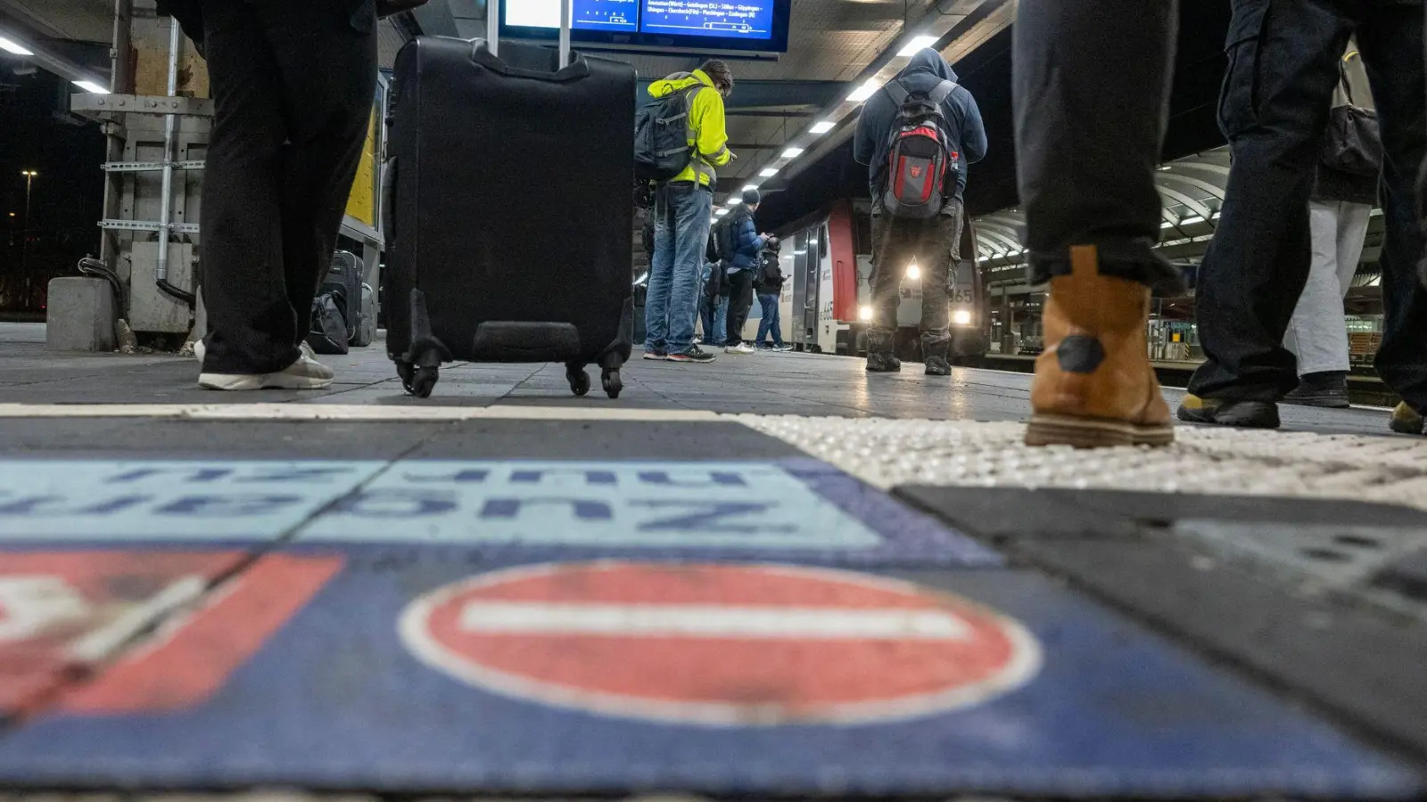 Wegen umfangreicher Sanierungsarbeiten fährt am Ulmer Hauptbahnhof aktuell nur der Regionalverkehr. (Foto: Stefan Puchner/dpa)